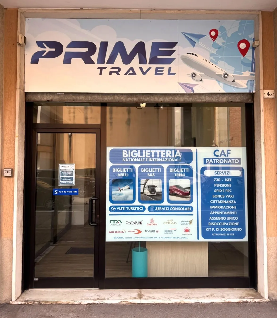 L'ingresso di Prime Travel in Via San Giovanni Bosco 4/a a San Bonifacio, con l'insegna sopra la vetrina